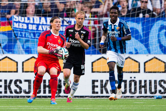 Djurgårdens målvakt Kenneth Høie, IFK Göteborgs Robin