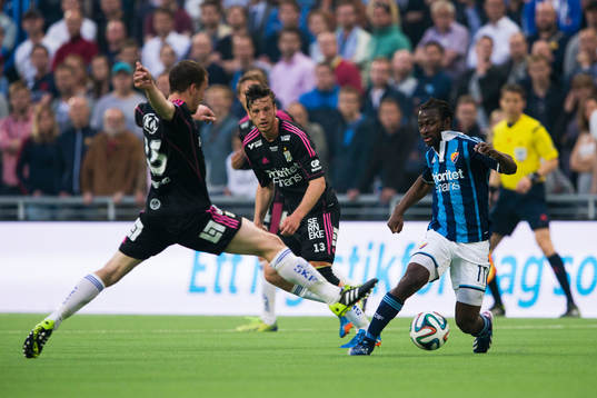 IFK Göteborgs Jakob Johansson försöker stoppa