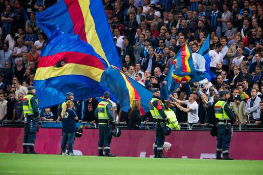 Ordningsvakter placeras ut framför Djurgårdens supportrar