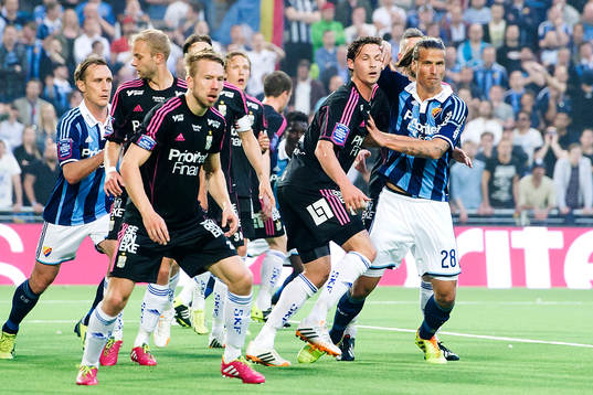 Trångt i IFK Göteborgs straffområde, till höger så