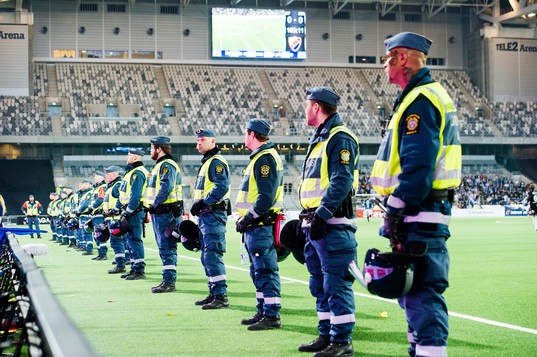 En lång rad med ordningsvakter står uppradade
