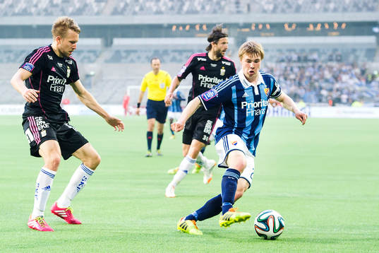 Djurgårdens Simon Tibbling (th) tar sig förbi IFK