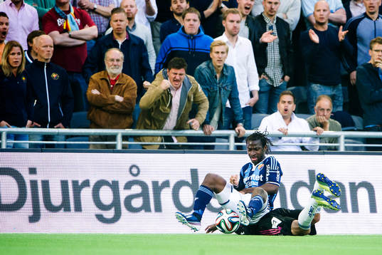 Djurgårdens Amadou Jawo ramlar över en av IFK Göteborgs