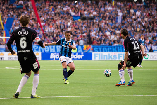 Djurgårdens Andreas Johansson med ett skott som täcks av