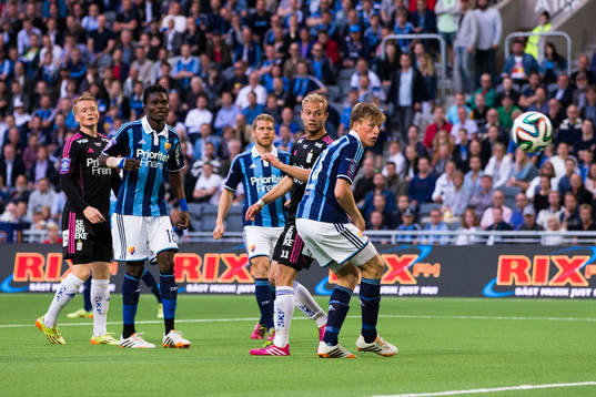 IFK Göteborgs Robin Söder i en nickduell med Djurgårdens