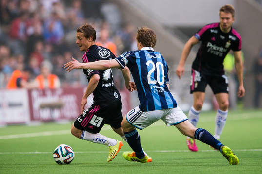 IFK Göteborgs Joel Allansson jagas av Djurgårdens Simon