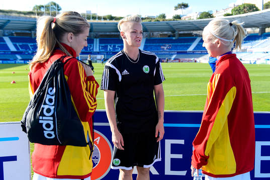 Tyresös Linda Sembrant (v) och Caroline Seger (h) pratar