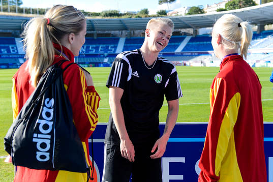 Tyresös Linda Sembrant (v) och Caroline Seger (h) pratar
