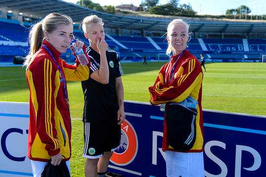 Tyresös Linda Sembrant (v) och Caroline Seger (h) pratar