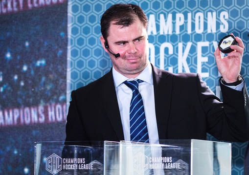 Den före detta ishockeyspelaren Jaroslav Spacek håller