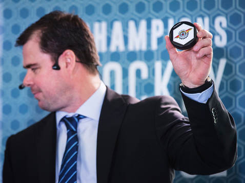 Den före detta ishockeyspelaren Jaroslav Spacek håller