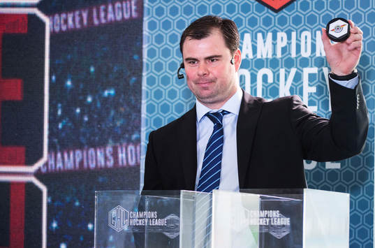 Den före detta ishockeyspelaren Jaroslav Spacek håller