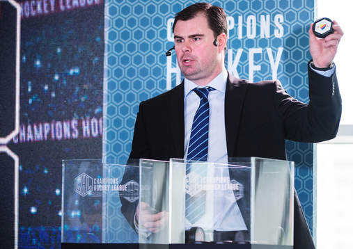 Den före detta ishockeyspelaren Jaroslav Spacek håller
