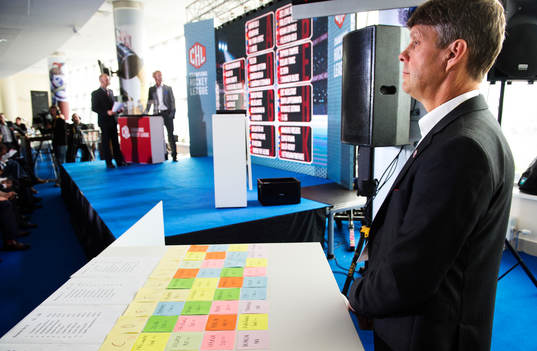Bo Lennartsson har post-it-lappar som indikerar
