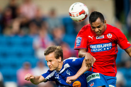 Helsingborgs Álvaro Santos nickar strax över ribban på