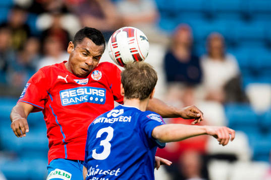Helsingborgs Álvaro Santos nickar framför Åtvidabergs