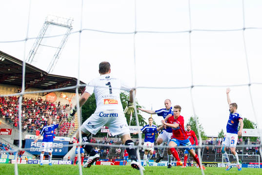 Helsingborgs Elias Andersson försöker ta sig förbi