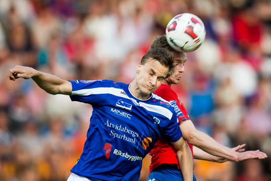 Åtvidabergs Månz Karlsson i nickduell med Helsingborgs