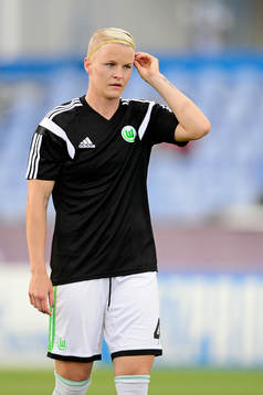Wolfsburgs Nilla Fischer värmer upp innan finalen i
