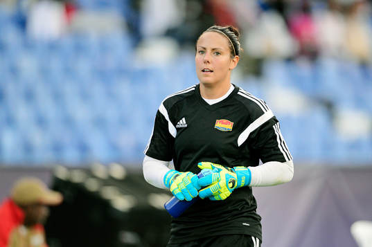Tyresös målvakt Carola Söberg värmer upp innan finalen
