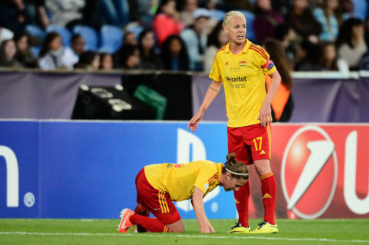 Tyresös Meghan Klingenberg får hjälp av Caroline Seger