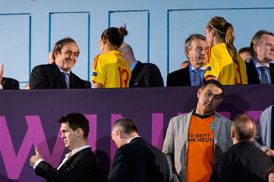 Tyresö för sina medaljer av Michel Platini, president UEFA