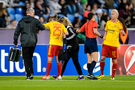 Tyresös Meghan Klingenberg får hjälp att lämna planen