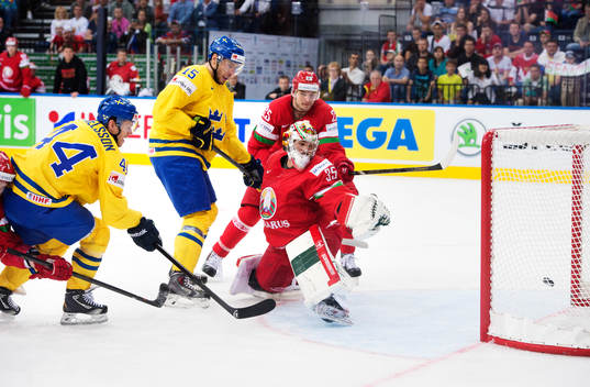 Sveriges Nicklas Danielsson (t v) skjuter in 1-0 bakom