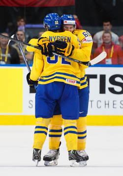 Sveriges Magnus Nygren kramas om av Mikael Backlund