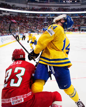 Vitrysslands Andrei Stas slår Sveriges Mattias Ekholm i
