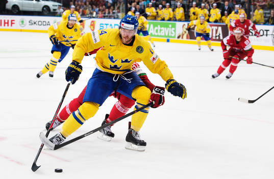 Sveriges Mattias Ekholm tar sig fram mot mål innan han