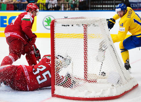 Sveriges Mattias Ekholm (t h) skjuter in 3-2 bakom