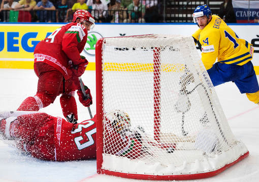 Sveriges Mattias Ekholm (t h) skjuter in 3-2 bakom