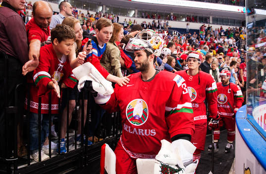 Vitrysslands målvakt Kevin Lalande, Roman Graborenko och