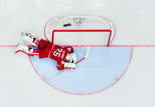 Vitrysslands målvakt Kevin Lalande deppar