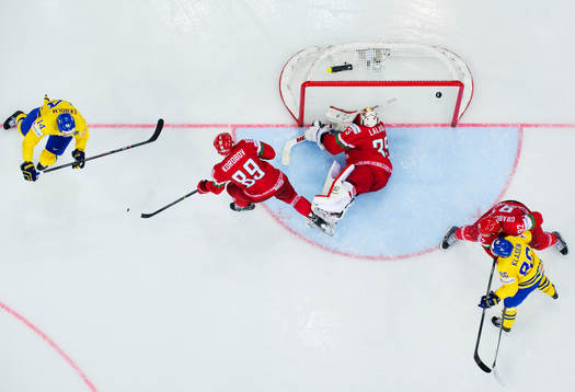 Sveriges Mattias Ekholm ser 3-2-pucken gå in bakom