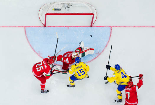 Sveriges Nicklas Danielsson (t h) skjuter in 1-0 bakom
