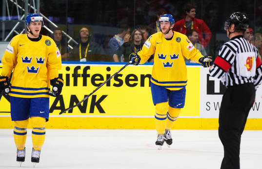 Sveriges Gustav Nyquist och Mattias Ekholm protesterar när