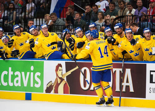 Sveriges Mattias Ekholm jublar med lagkamrater