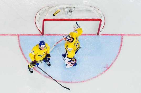 Sveriges Mattias Ekholm och målvakt Anders Nilsson