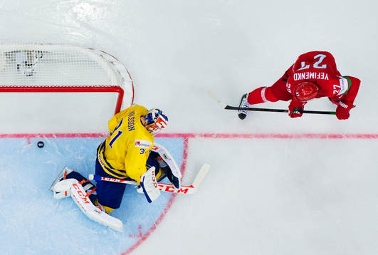 Sveriges målvakt Anders Nilsson släpper in 1-2 från