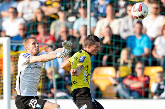 Mjällbys Kristian Haynes och Malmö FFs målvakt Robin