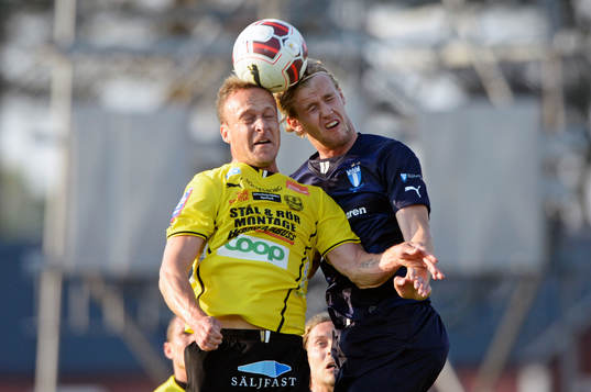 Mjällbys Marcus Ekenberg och Malmö FFs Filip Helander i