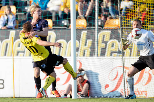 Mjällbys Marcus Ekenberg är nära att överlista Malmö