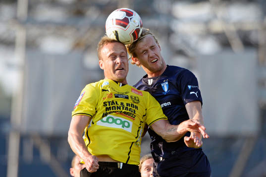 Mjällbys Marcus Ekenberg och Malmö FFs Filip Helander i