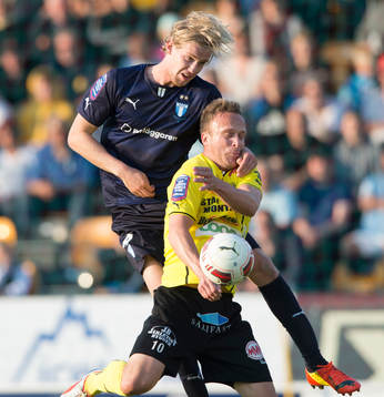 Malmös Filip Helander och Mjällbys Marcus Ekenberg i