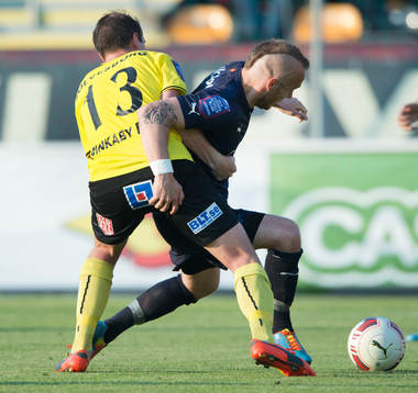 Malmös Magnus Eriksson och Mjällbys Daniel Nilsson i