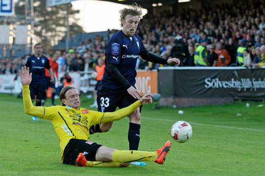 Malmö FFs Emil Forsberg  och Mjällbys Danny Ervik  i