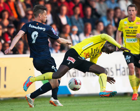 Malmös Markus Rosenberg får Mjällbys Gbenga Arokoyo på