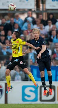 Malmös Filip Helander och Mjällbys Kristian Haynes i